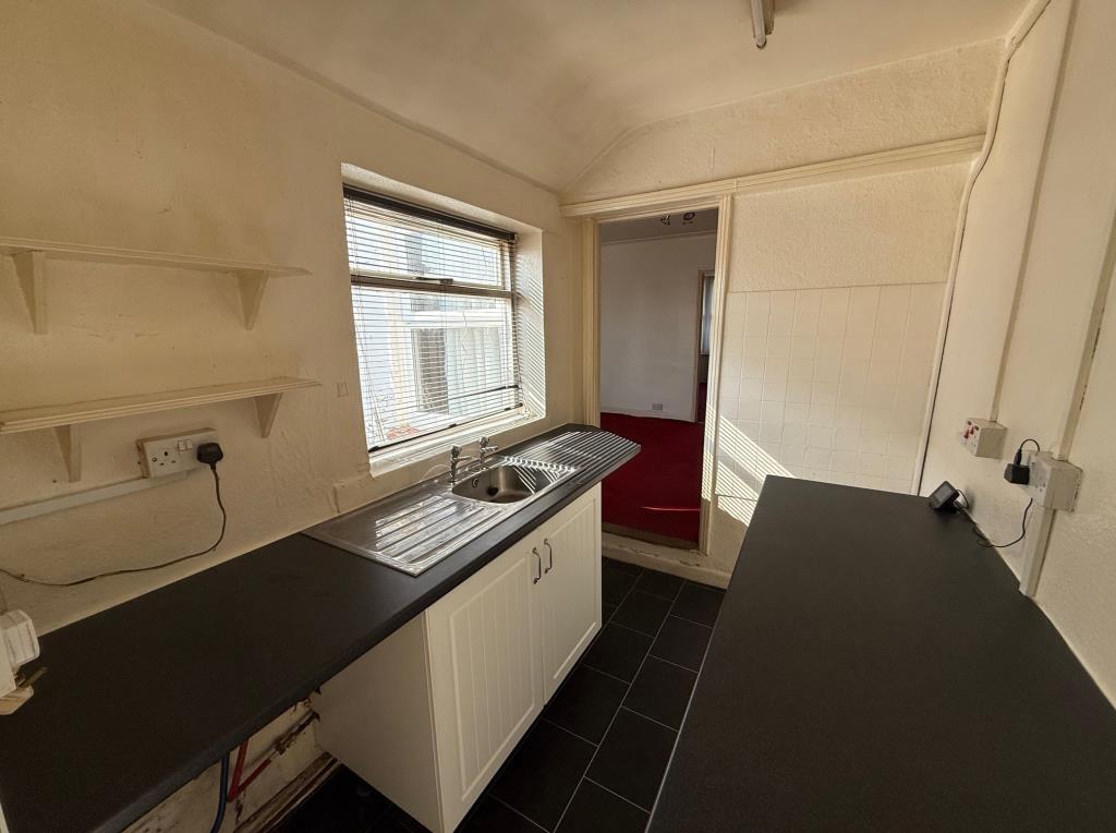Lot: 90 - ESTABLISHED MID-TERRACE HOUSE FOR IMPROVEMENT - Kitchen with window to the side